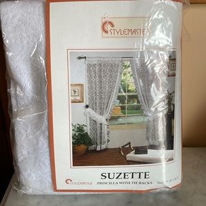 Lace curtain : Priscilla style with tie backs